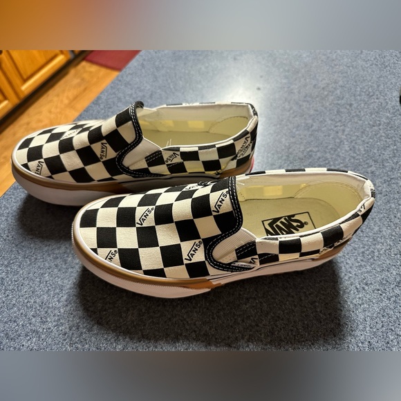 Brand new The viral “Vans” women’s size 7 1/2.
These are super popular - Picture 3 of 6